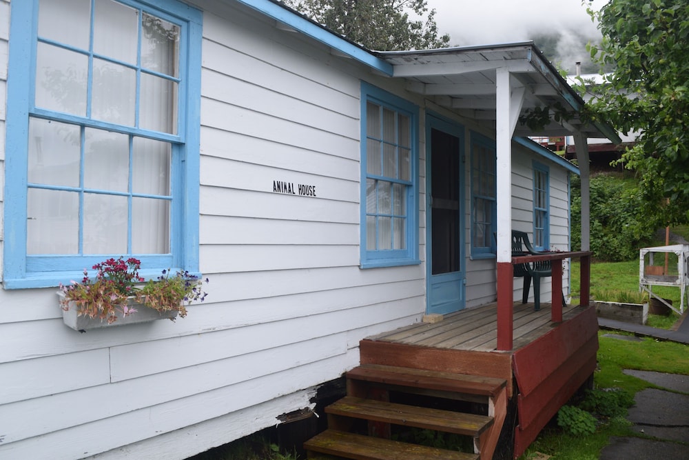 Basic House photo 2