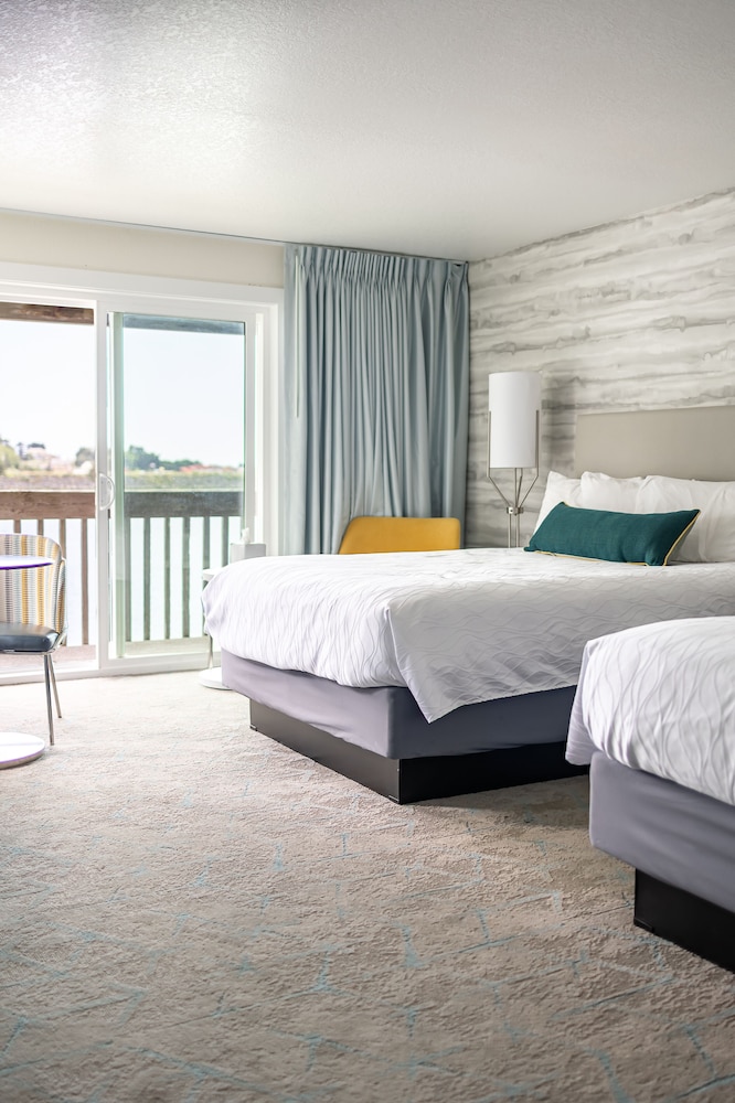 Deluxe Room, 2 Queen Beds, Accessible, River View photo 3