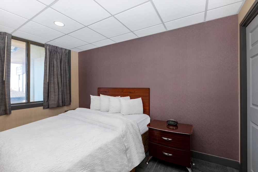 Room, 1 King Bed, Non Smoking - Photo 4