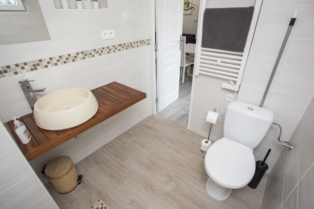 Family Room, Private Bathroom - Photo 3