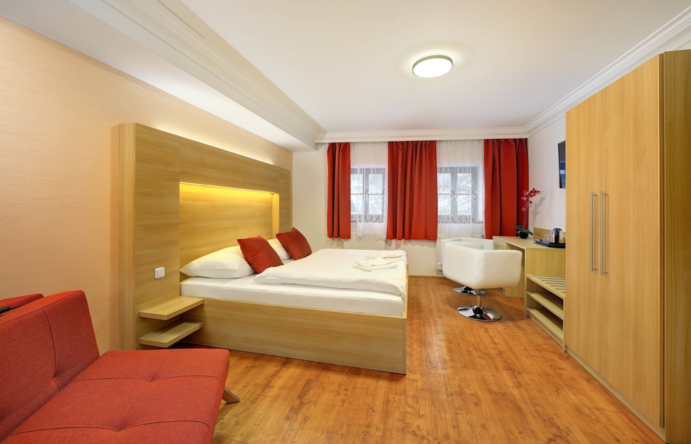 Romantic Double Room, 1 Bedroom, Refrigerator, Park View photo 3