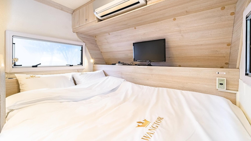 Basic Room, 1 Bedroom (Caravan 6in-3(Random))