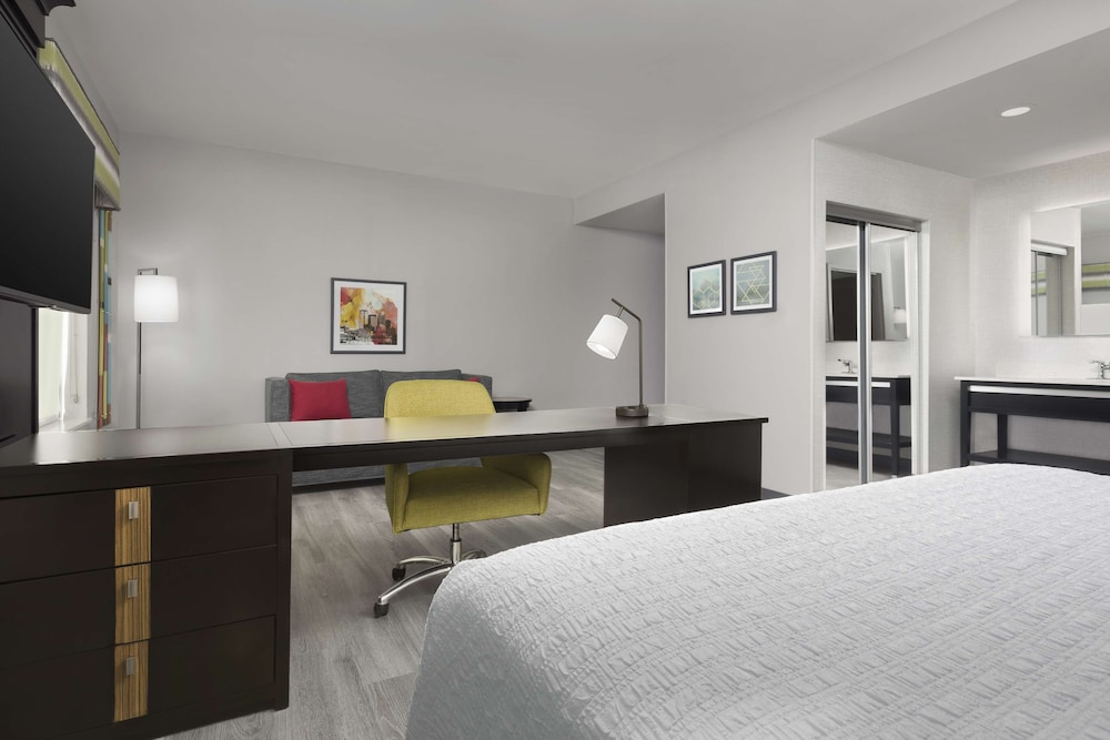 Studio, 1 King Bed, Accessible (Roll-In Shower)
