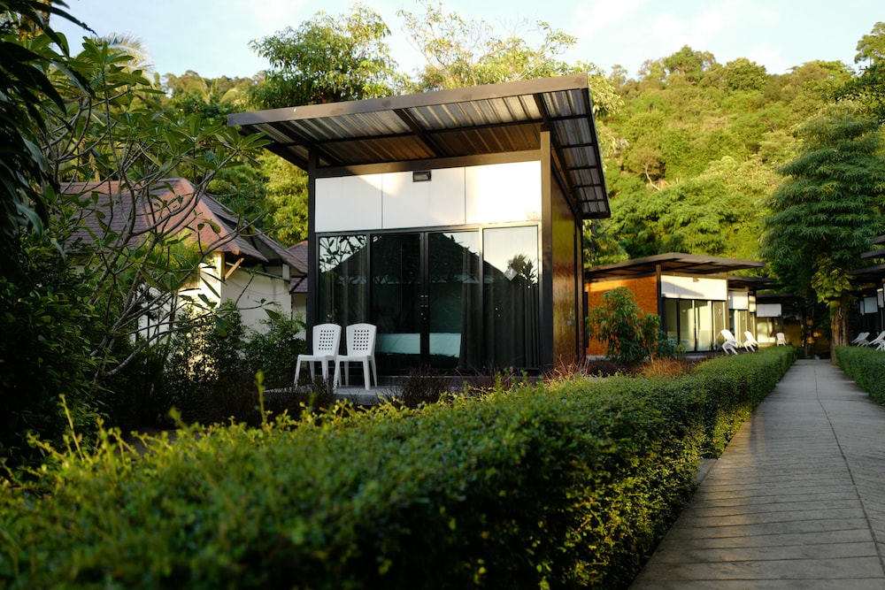 Air Conditioned Bungalow Garden View Twin Room photo 2