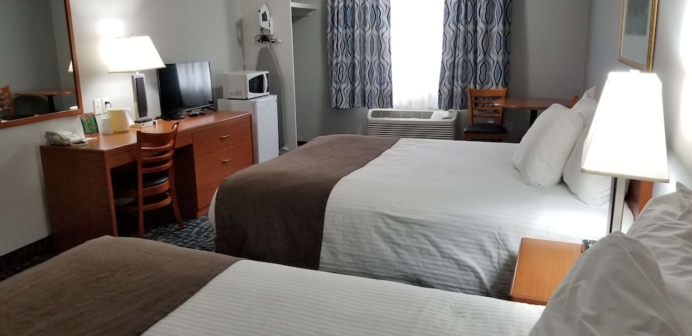 Standard Room, 2 Queen Beds, Non Smoking, Refrigerator & Microwave (Pet Friendly) - Photo 2