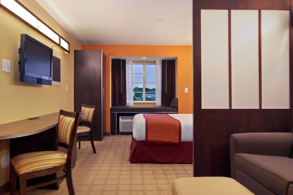Suite, Accessible, Non Smoking (1 Queen Bed and 1 Futon) - Photo 1