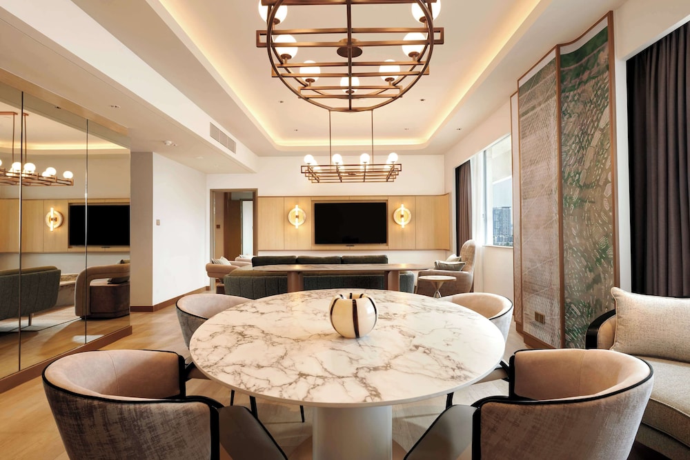 King Royal Suite with Lounge Access