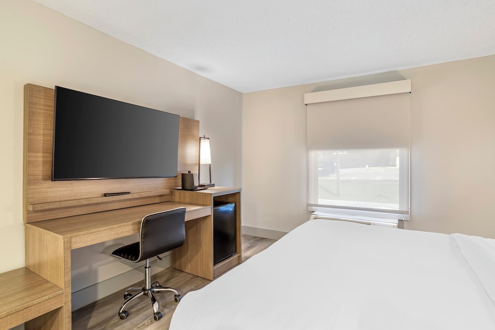 Standard Room, 1 Queen Bed, Non Smoking - Photo 6