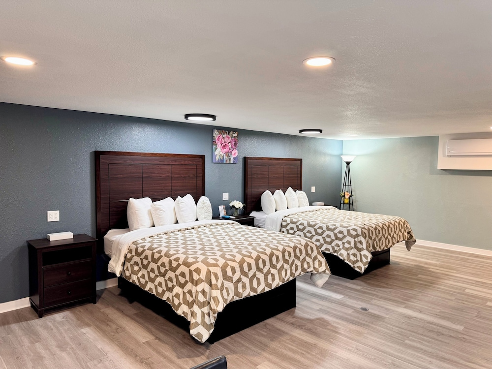 2 Queen Beds, Family Basement Apartment photo 2