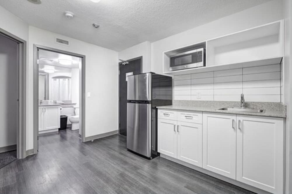 Suite, 2 Bedrooms, Kitchenette - Photo 5