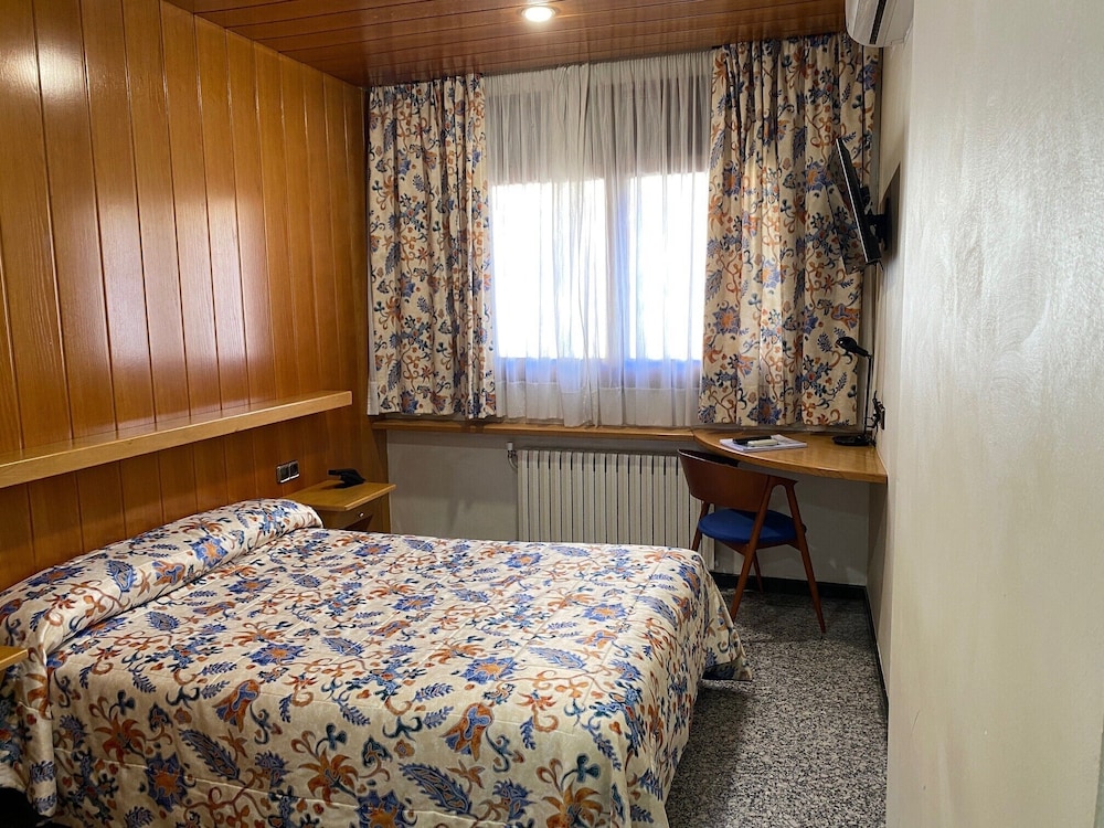 Double or Twin Room - Photo 5