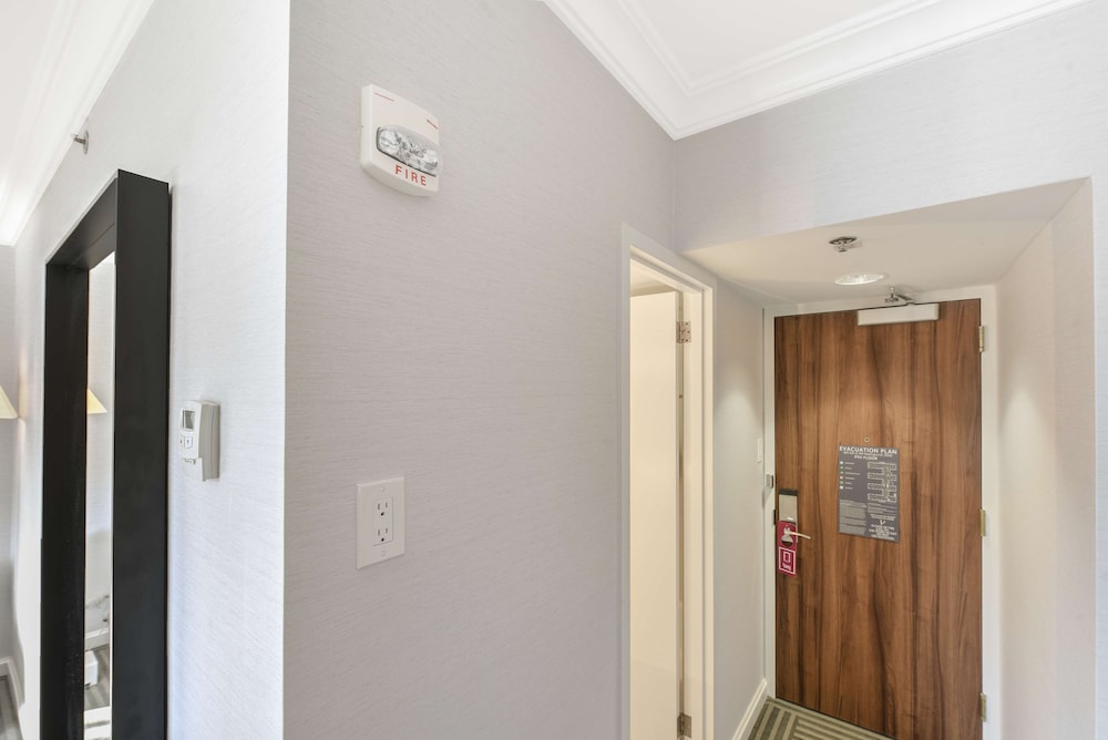 Room, 1 Queen Bed, Accessible (Hearing) - Photo 2