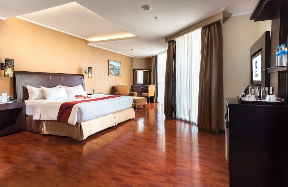 Junior Suite, 1 King Bed, Non Smoking, Bathtub