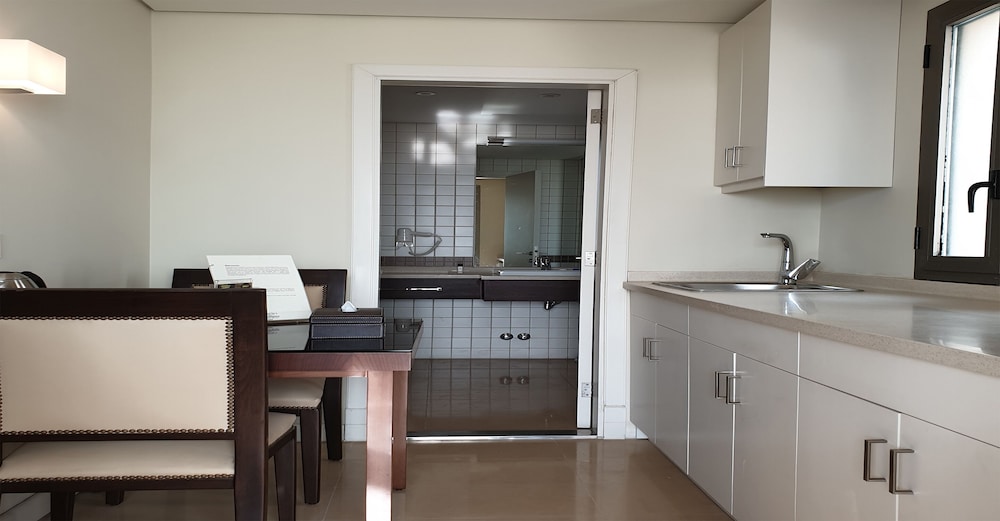 Business Suite, Kitchenette photo 3