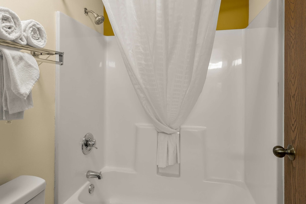 Deluxe Room, 1 King Bed, Non Smoking, Jetted Tub - Photo 8