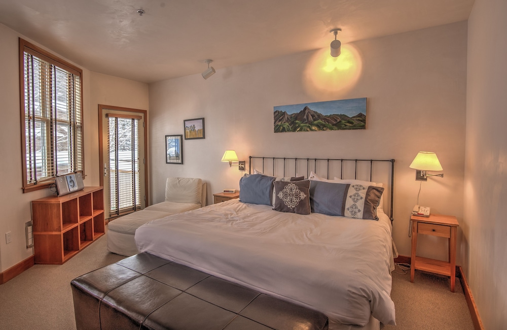 Deluxe Condo, 2 Bedrooms