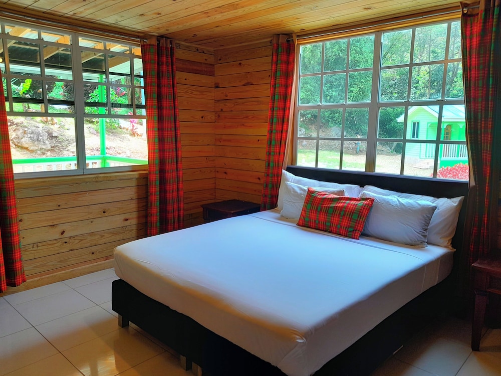 Basic Cottage, 1 King Bed, Garden View photo 3