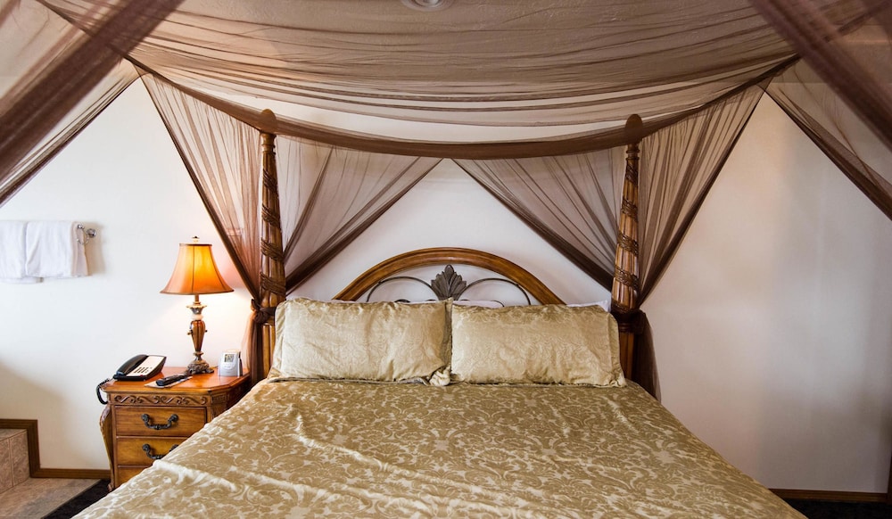 Luxury Suite, 1 King Bed, Jetted Tub (Third Floor w/ Balcony) photo 3