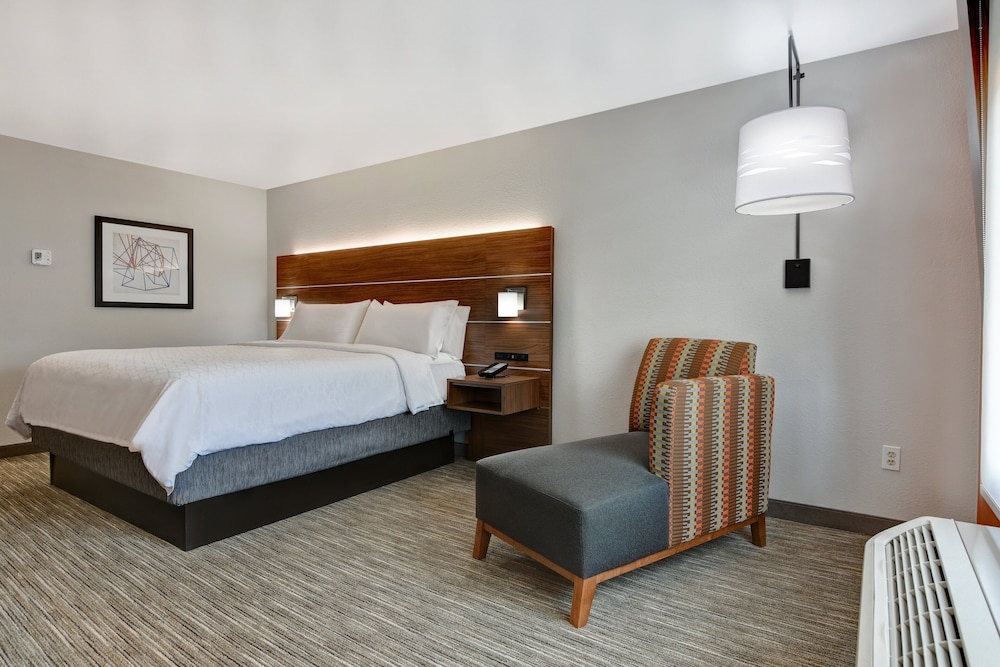 Standard Room, 1 King Bed - Photo 5