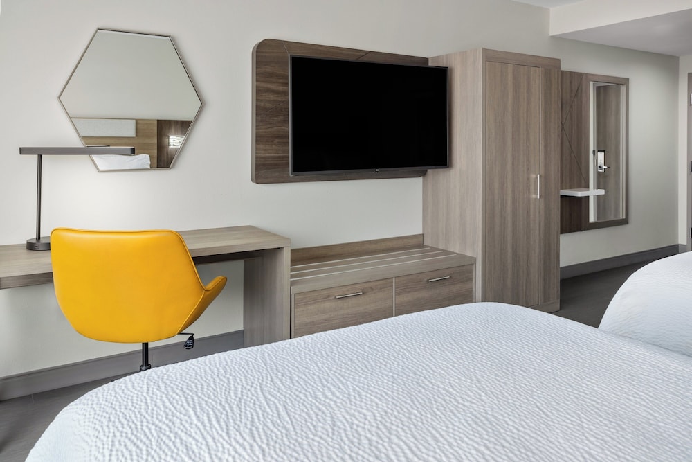 Standard Room, 2 Queen Beds, Non Smoking (Communications) - Photo 6
