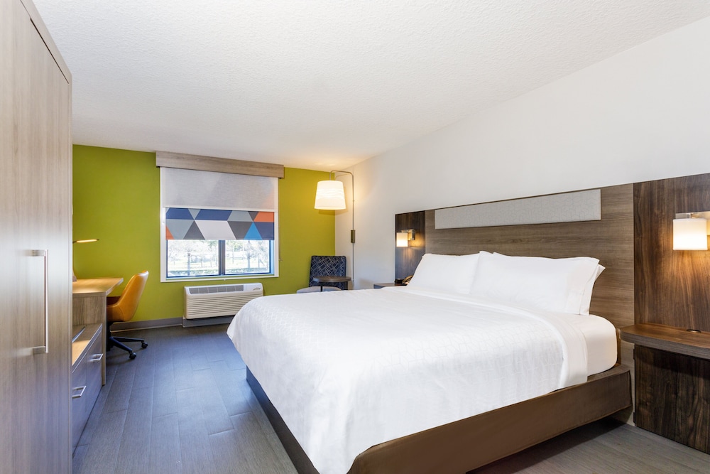 Suite, 1 King Bed, Accessible (Mobility, Accessible Tub) - Photo 4