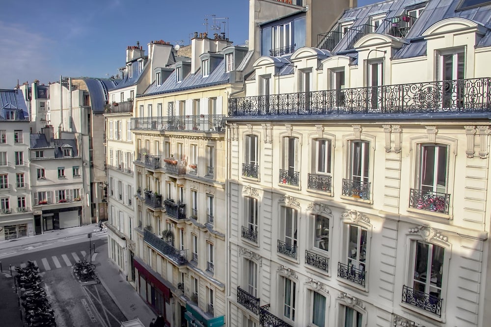 Chambre Supérieure Double Parisienne au Balcon thumbnail 5