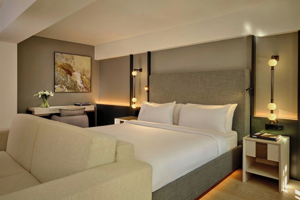 Room, 1 King Bed, Non Smoking, Canal View photo 3