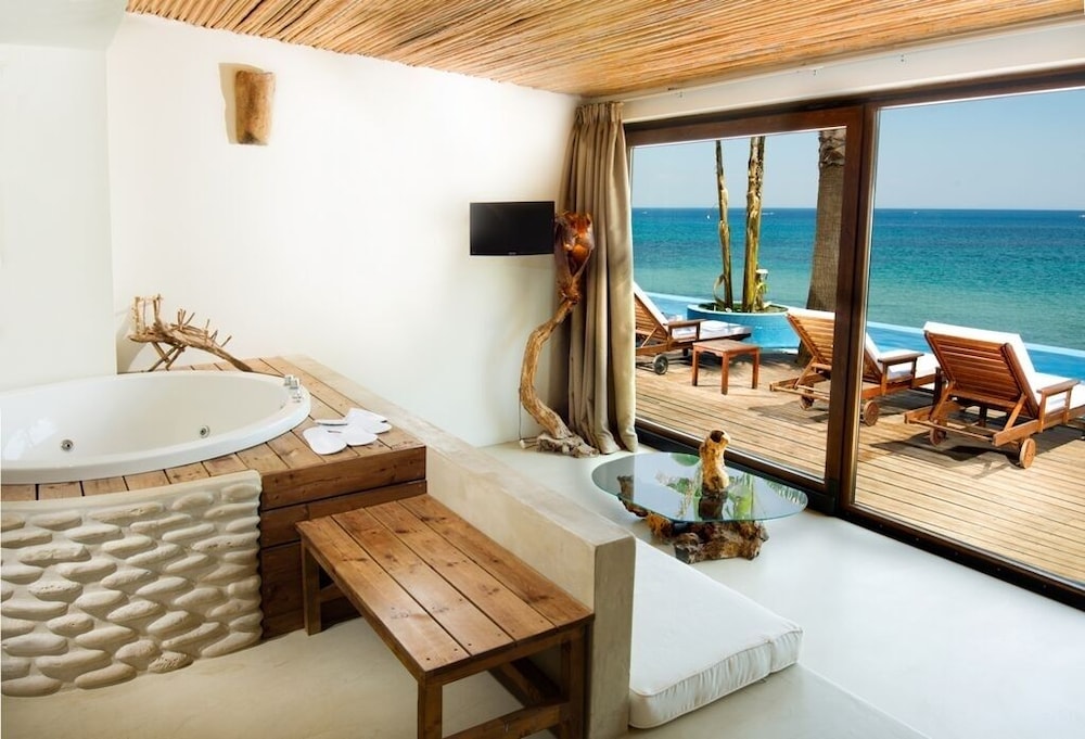 Executive Junior Suite with Sharing Pool & Sea View - Photo 9