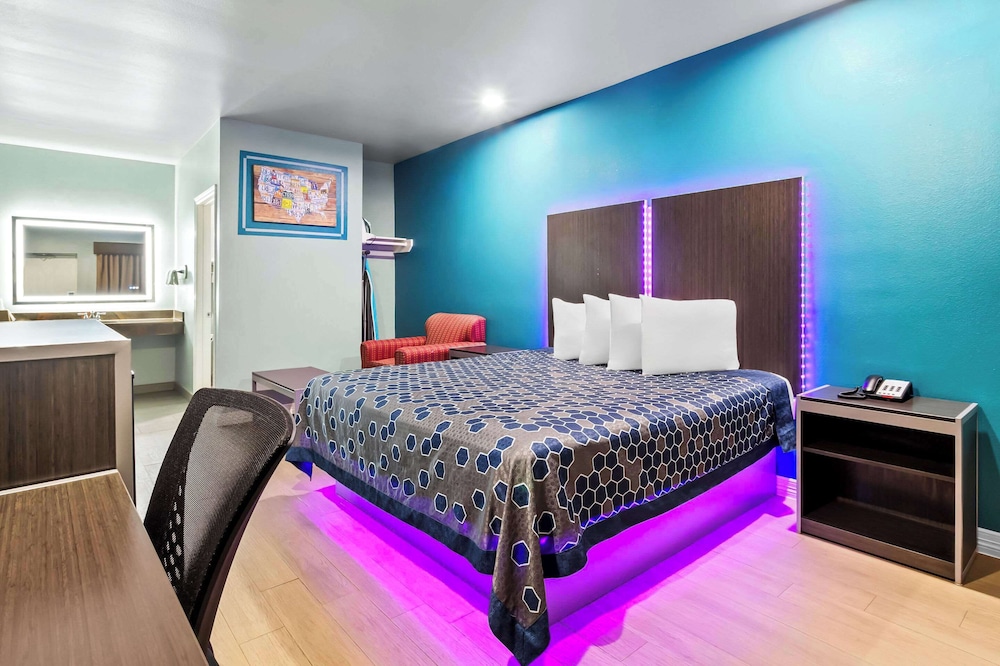 Room, 1 King Bed, Non Smoking photo 2