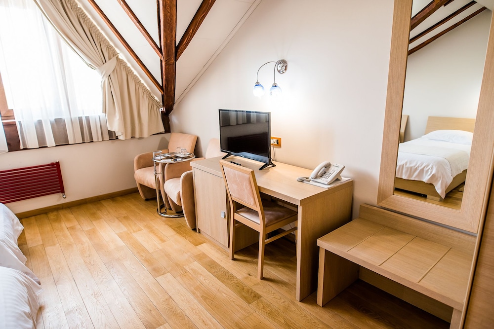 Standard Twin Room, 2 Twin Beds - Photo 2