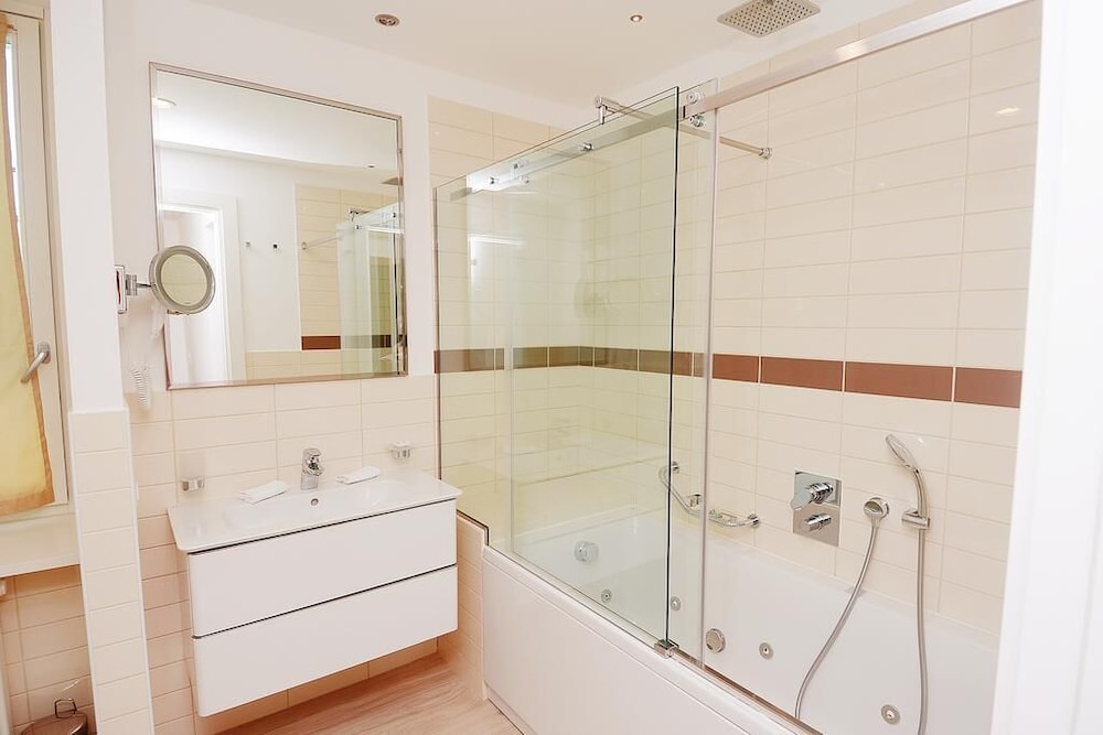Luxury Double Room (Queen) - Photo 3