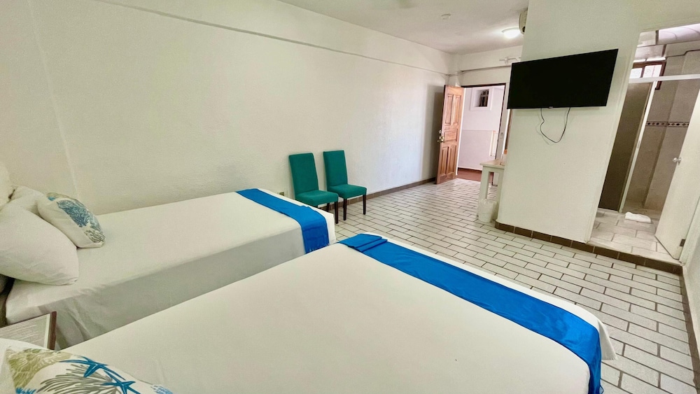 Standard with 2 Double Beds photo 3