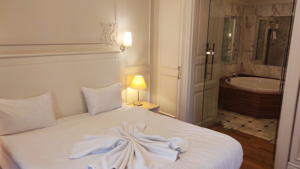 Business Suite, Jetted Tub, City View photo 3