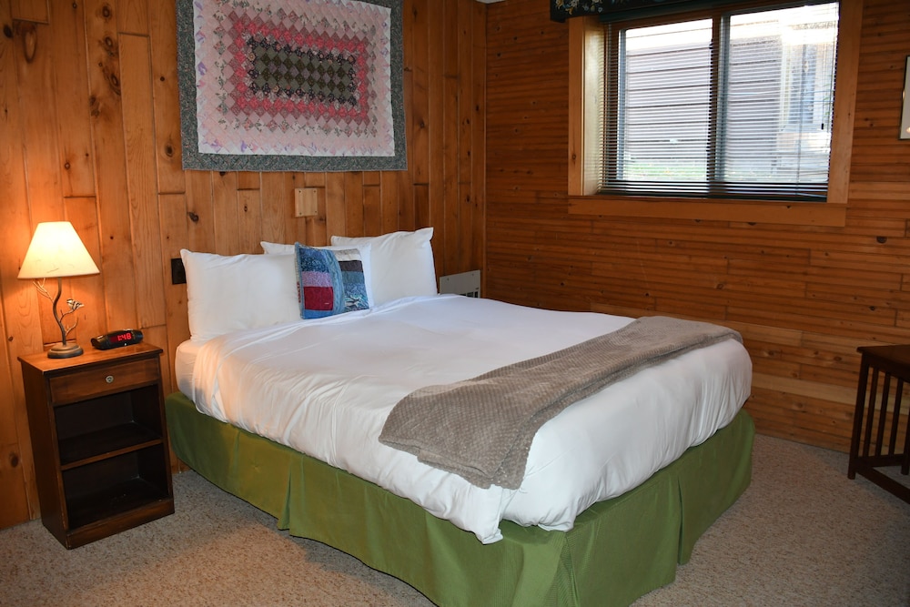 Traditional Suite, 2 Bedrooms, Kitchenette, Lake View (Lodge Suite Not Pet Friendly) photo 1