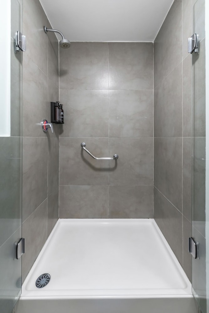 Suite, 2 Bedrooms, Kitchen (High Floor) - Photo 16