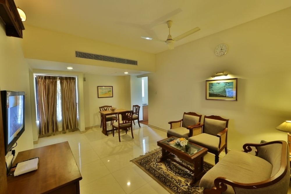 Executive Suite - Photo 6