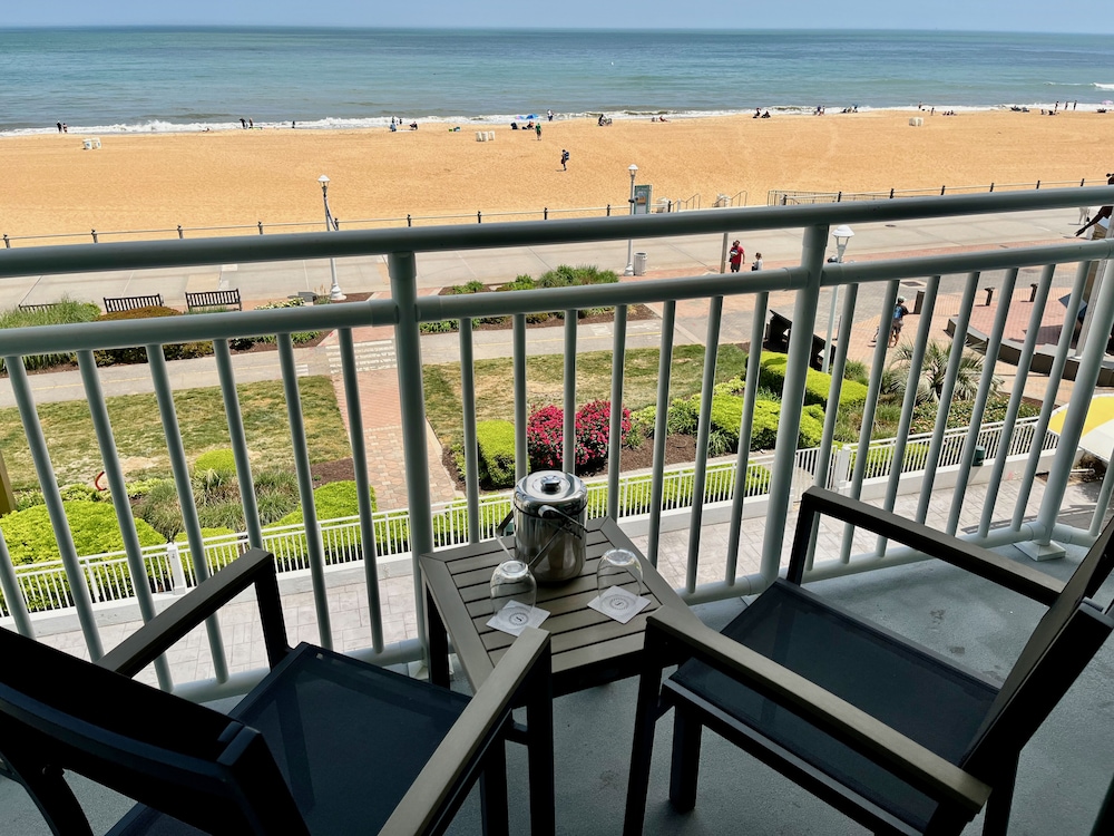 Suite, 1 Bedroom, Balcony, Pool View - Photo 12