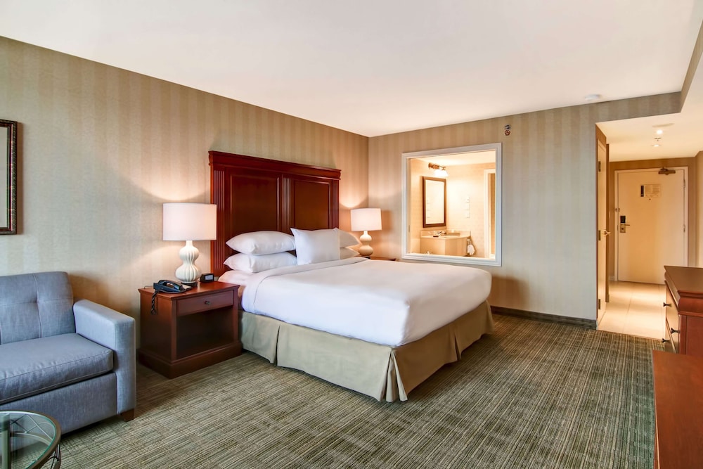 Premium Room, 1 King Bed, Soaker Tub, US Falls View - Photo 2