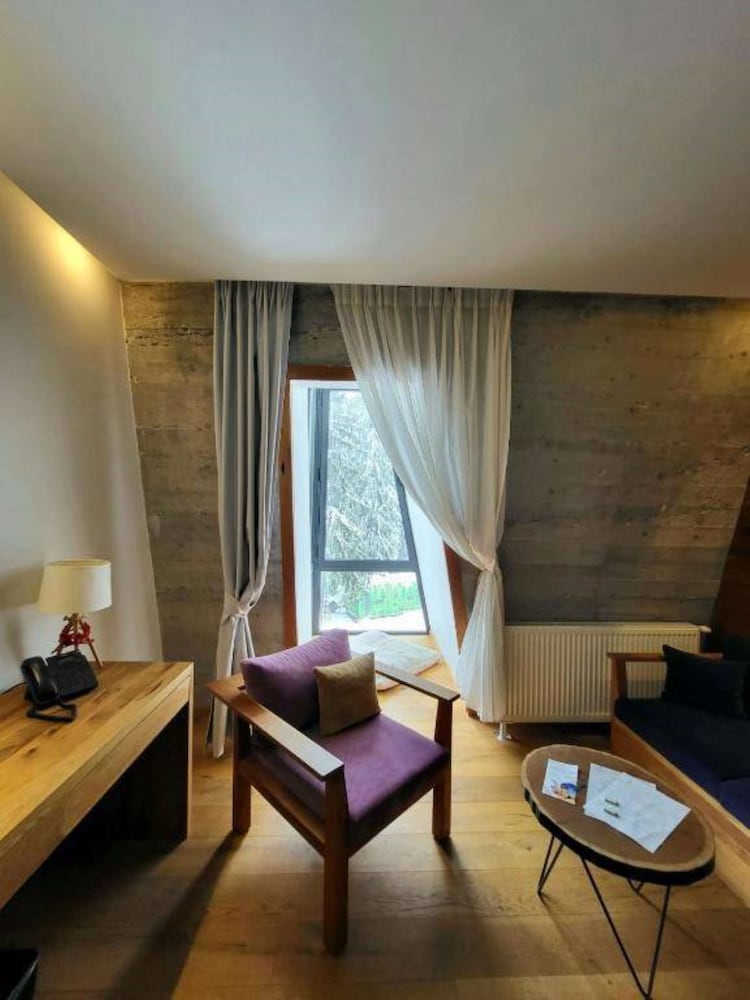 Standard Room, 1 Queen Bed, Non Smoking, Balcony photo 2
