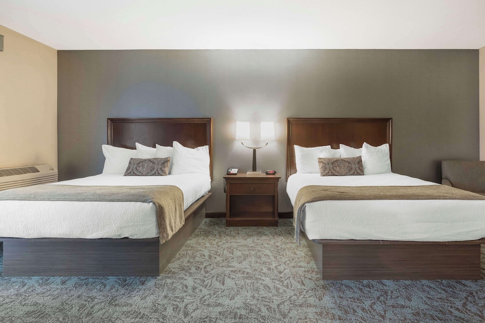 Suite, 2 Queen Beds, Non Smoking, Balcony - Photo 3