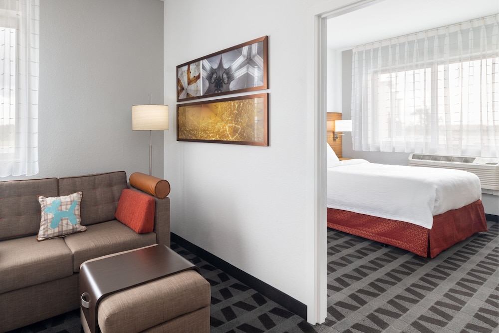 Suite, 1 Queen Bed with Sofa bed - Photo 3