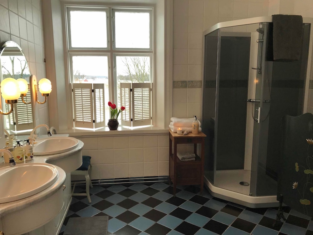 Classic Suite, 1 King Bed, Private Bathroom, Garden View photo 3