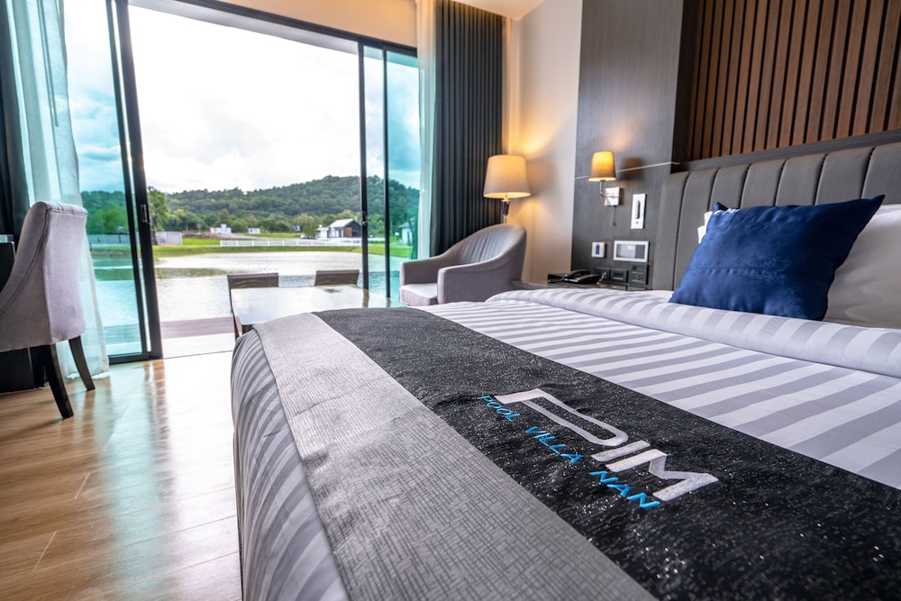 Deluxe Room, 1 King Bed - Photo 1