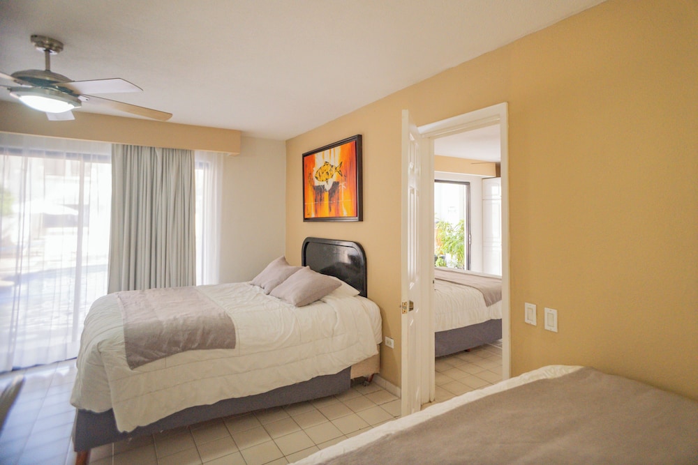 Family Room, 2 Bedrooms, Pool View - Photo 9