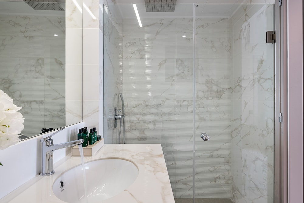 Nest Suite with 2 Bedrooms - Photo 12