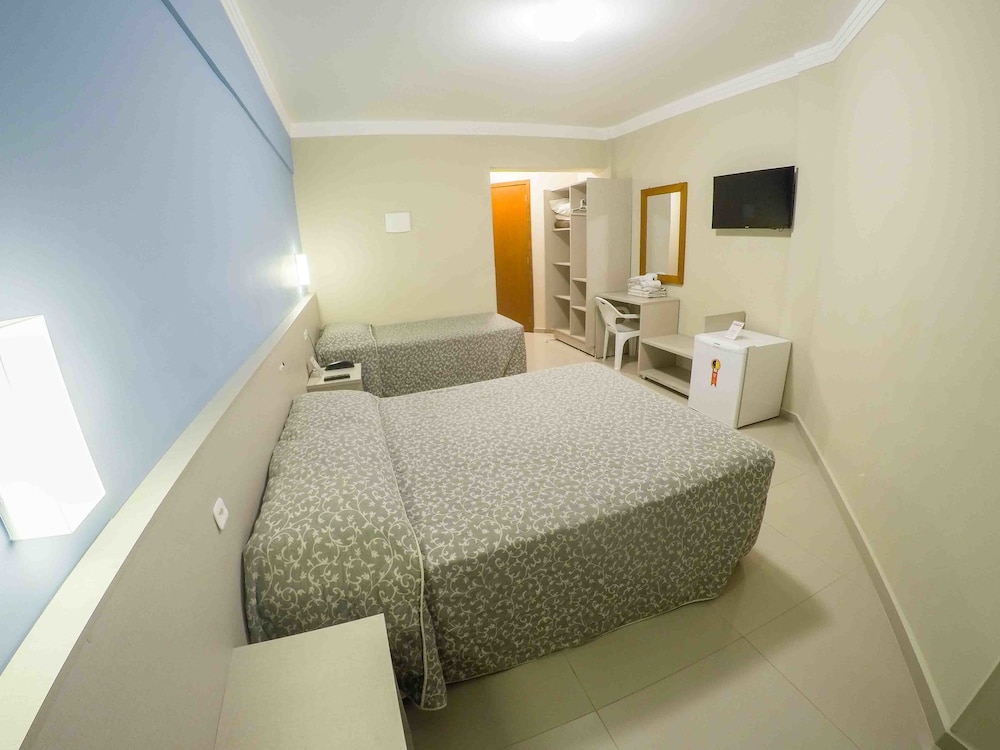 Triple Room (1 cama de casal e 1 cama solteiro)