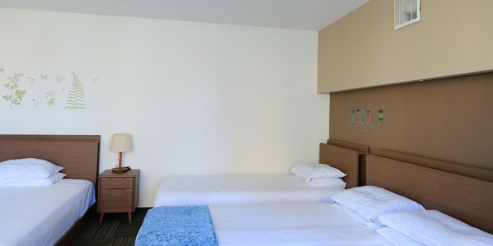 King Room,  Non Smoking, Private Bathroom (Up To 6 People) thumbnail 5