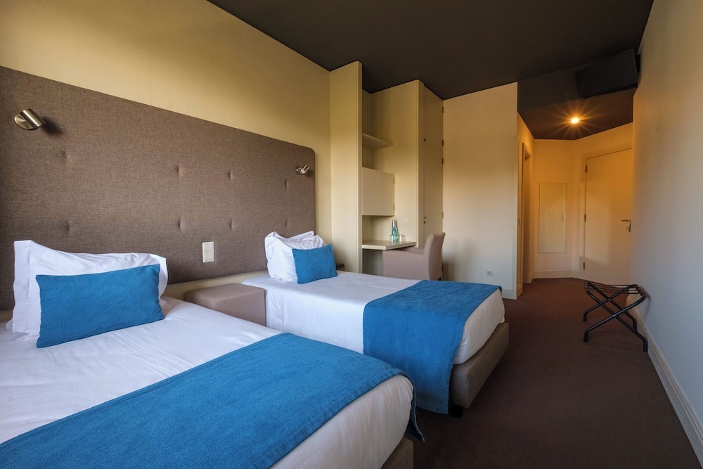 Premium Twin Room - Photo 5