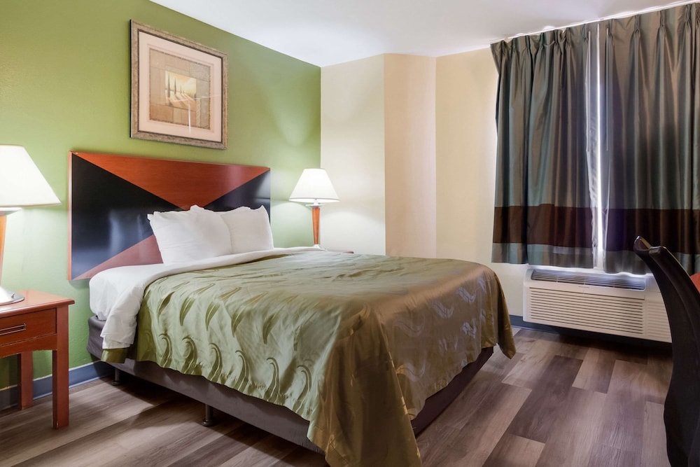 Standard Room, 1 Queen Bed, Non Smoking - Photo 1
