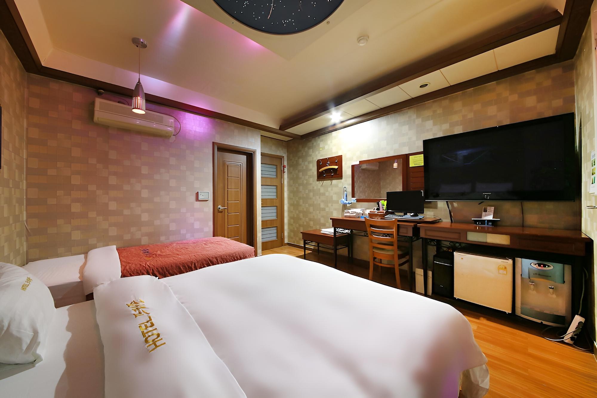 Room (General (no grilling or cooking in th) - Photo 1